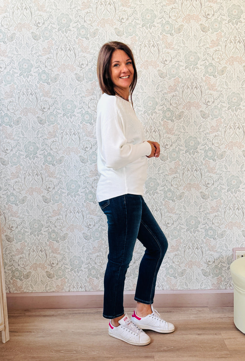 Maglione donna con scollo leggermente a barchetta e manica a pipistrello. Applicazioni sul davanti con paillettes. Taglia unica consigliata fino alla 44/46.
