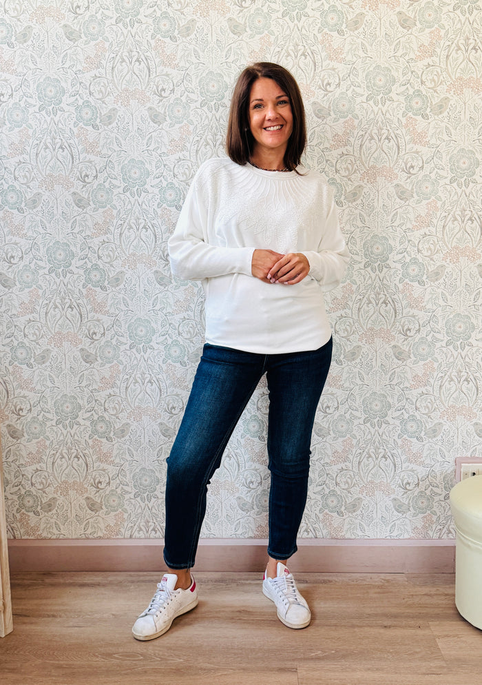 Maglione donna con scollo leggermente a barchetta e manica a pipistrello. Applicazioni sul davanti con paillettes. Taglia unica consigliata fino alla 44/46. 
