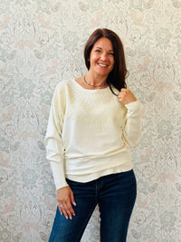 Maglione donna con scollo leggermente a barchetta e manica a pipistrello. Applicazioni sul davanti con paillettes. Taglia unica consigliata fino alla 44/46.