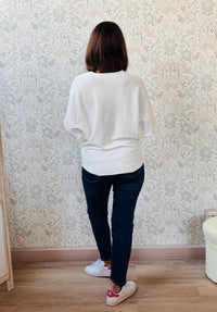 Maglione donna con scollo leggermente a barchetta e manica a pipistrello. Applicazioni sul davanti con paillettes. Taglia unica consigliata fino alla 44/46.