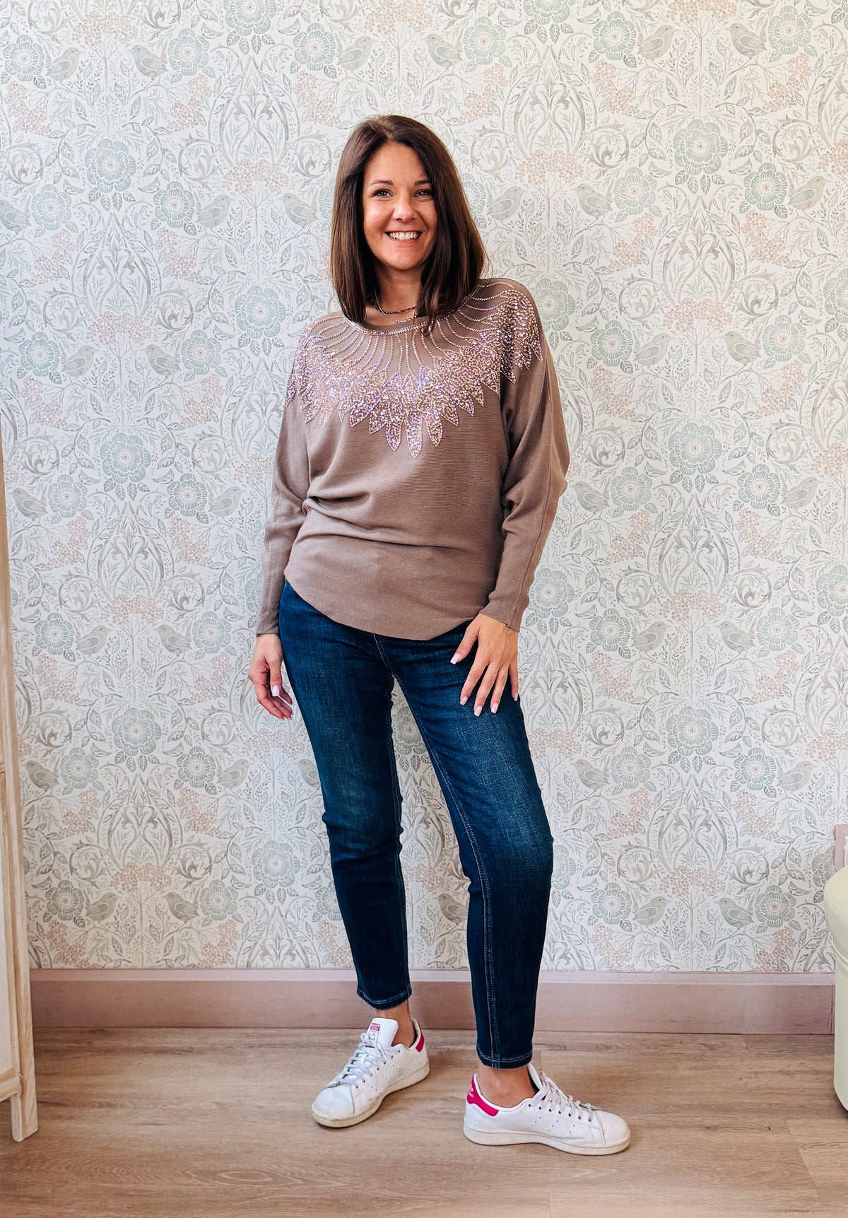 Maglione donna con scollo leggermente a barchetta e manica a pipistrello. Applicazioni sul davanti con paillettes. Taglia unica consigliata fino alla 44/46. 