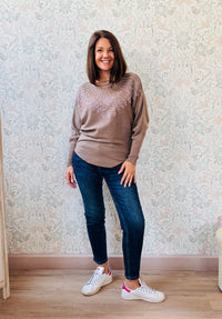 Maglione donna con scollo leggermente a barchetta e manica a pipistrello. Applicazioni sul davanti con paillettes. Taglia unica consigliata fino alla 44/46. 