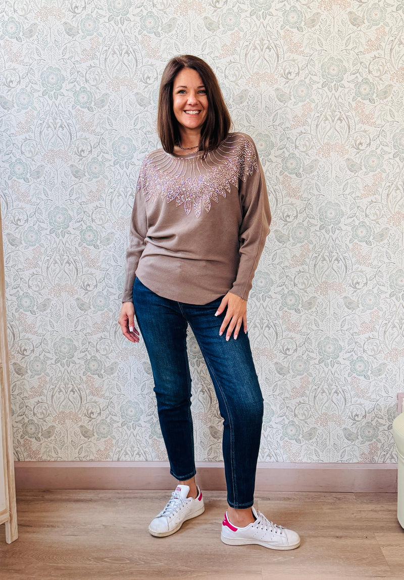 Maglione donna con scollo leggermente a barchetta e manica a pipistrello. Applicazioni sul davanti con paillettes. Taglia unica consigliata fino alla 44/46. 