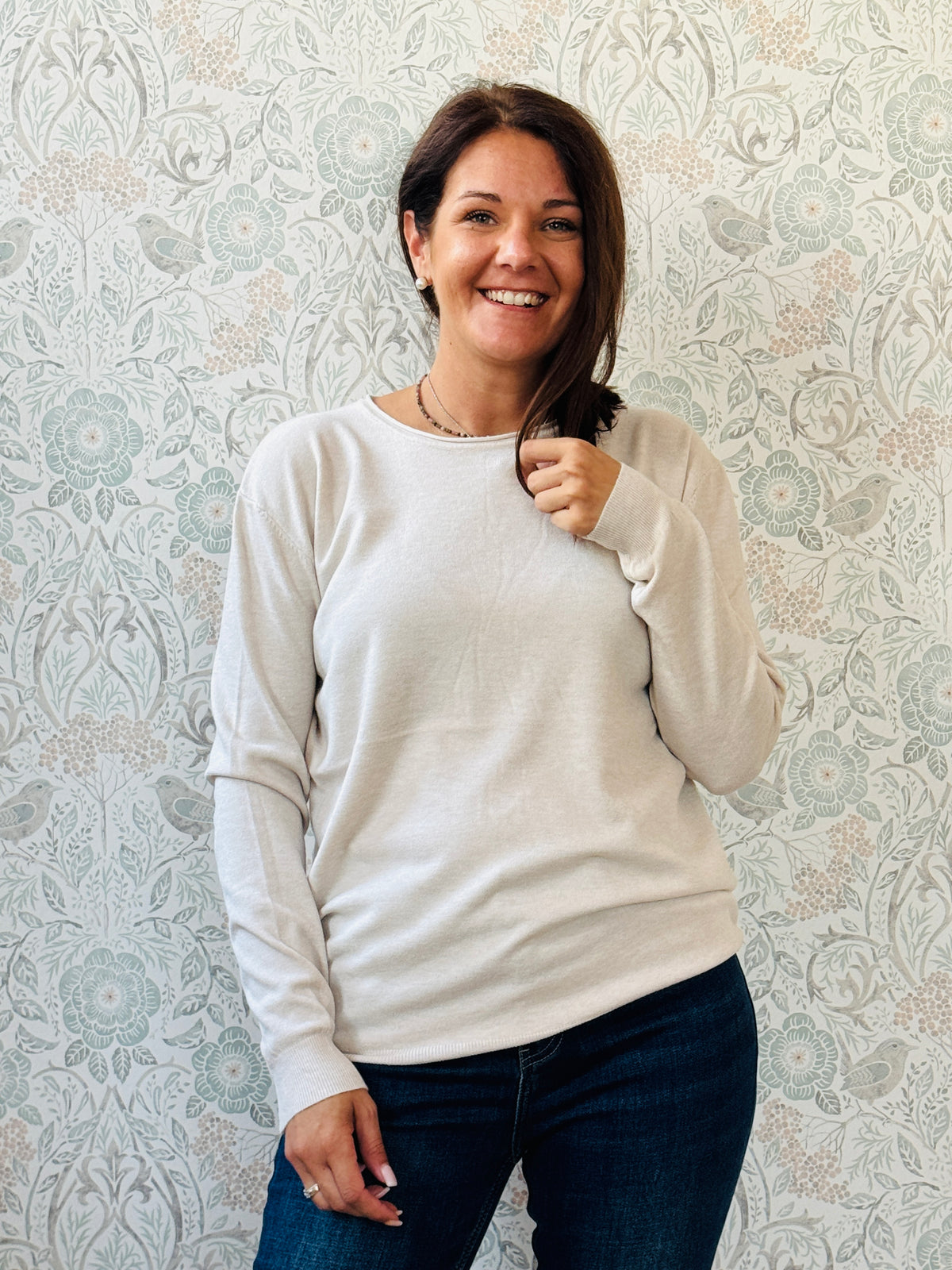 Maglione con scollo tondo e taglio dritto. Vestibilità morbida. Taglia unica consigliata fino alla 44/46. Outfit Must-Haves Made in Italy Autunno 2025 