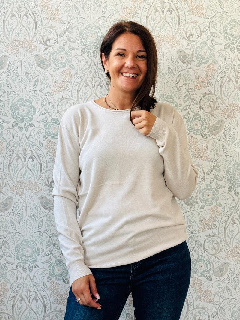 Maglione con scollo tondo e taglio dritto. Vestibilità morbida. Taglia unica consigliata fino alla 44/46. Outfit Must-Haves Made in Italy Autunno 2025 