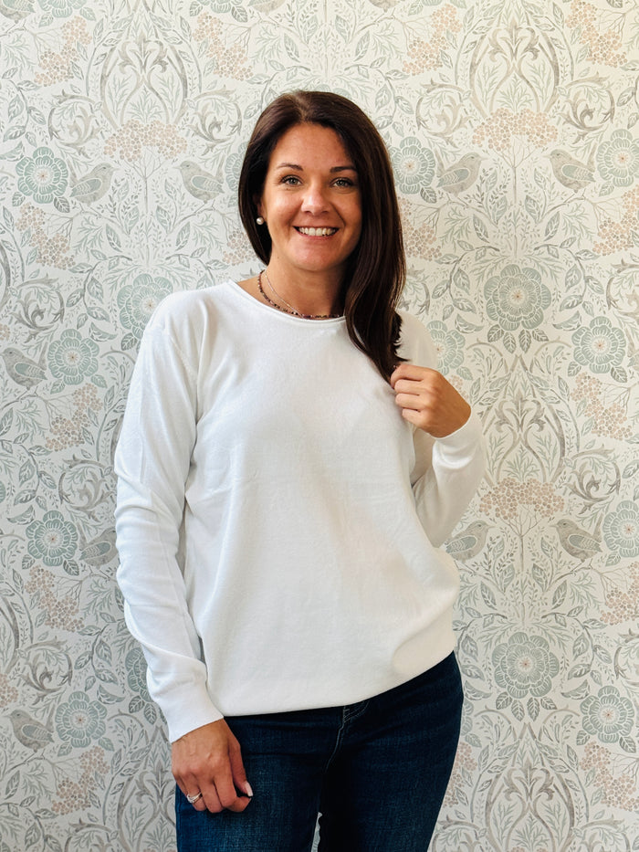 Maglione con scollo tondo e taglio dritto. Vestibilità morbida. Taglia unica consigliata fino alla 44/46. Outfit Must-Haves Made in Italy Autunno 2025 