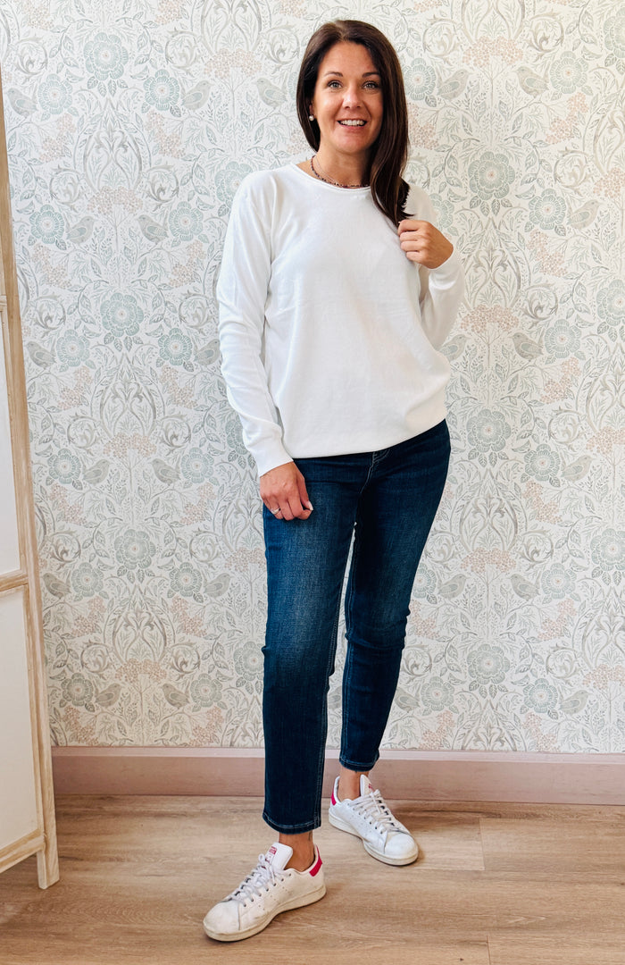 Maglione con scollo tondo e taglio dritto. Vestibilità morbida. Taglia unica consigliata fino alla 44/46. Outfit Must-Haves Made in Italy Autunno 2025 