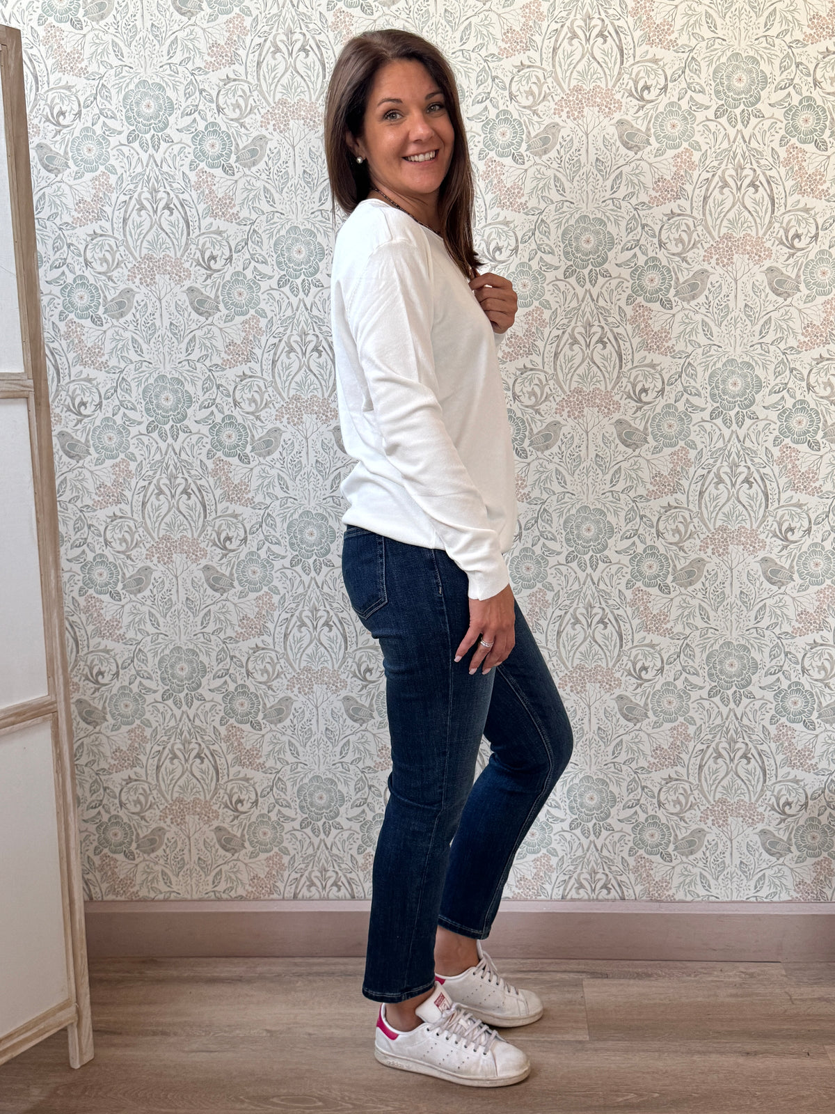 Maglione con scollo tondo e taglio dritto. Vestibilità morbida. Taglia unica consigliata fino alla 44/46. Outfit Must-Haves Made in Italy Autunno 2025 