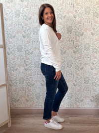 Maglione con scollo tondo e taglio dritto. Vestibilità morbida. Taglia unica consigliata fino alla 44/46. Outfit Must-Haves Made in Italy Autunno 2025 
