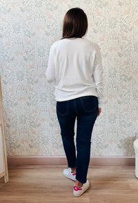 Maglione con scollo tondo e taglio dritto. Vestibilità morbida. Taglia unica consigliata fino alla 44/46. Outfit Must-Haves Made in Italy Autunno 2025 