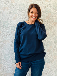 Maglione con scollo tondo e taglio dritto. Vestibilità morbida. Taglia unica consigliata fino alla 44/46. Outfit Must-Haves Made in Italy Autunno 2025 