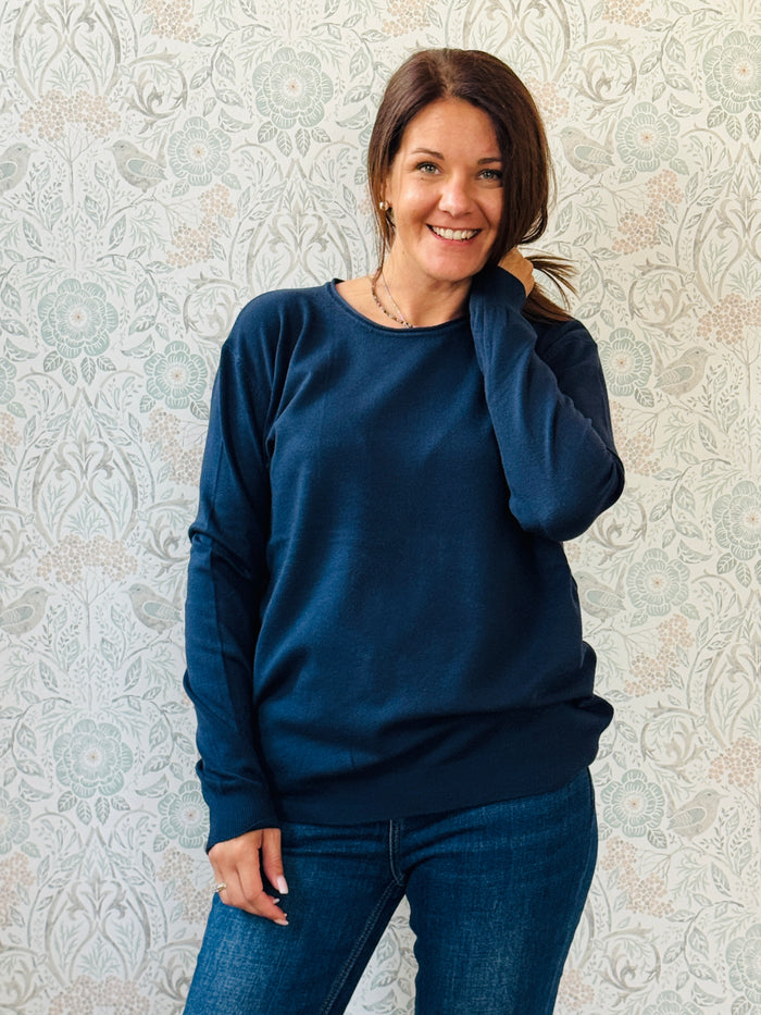Maglione con scollo tondo e taglio dritto. Vestibilità morbida. Taglia unica consigliata fino alla 44/46. Outfit Must-Haves Made in Italy Autunno 2025 