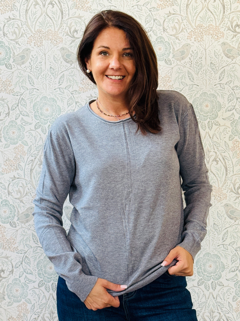 Maglione con scollo tondo e taglio dritto. Vestibilità morbida. Taglia unica consigliata fino alla 44/46. Outfit Must-Haves Made in Italy Autunno 2025 