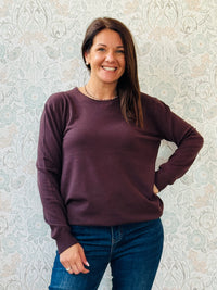 Maglione con scollo tondo e taglio dritto. Vestibilità morbida. Taglia unica consigliata fino alla 44/46. Outfit Must-Haves Made in Italy Autunno 2025 