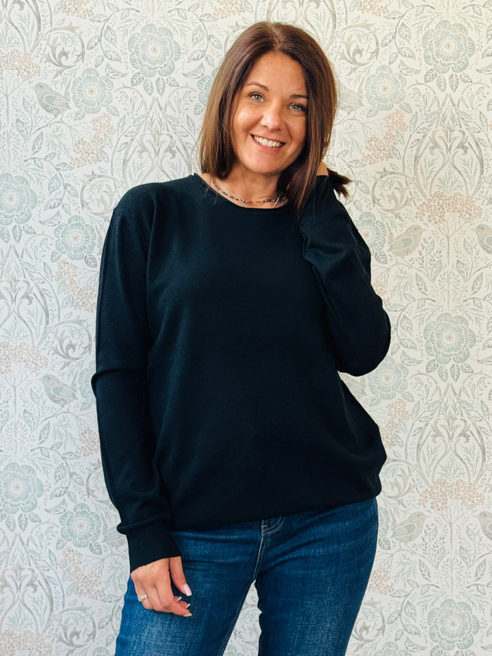 Maglione con scollo tondo e taglio dritto. Vestibilità morbida. Taglia unica consigliata fino alla 44/46. Outfit Must-Haves Made in Italy Autunno 2025 