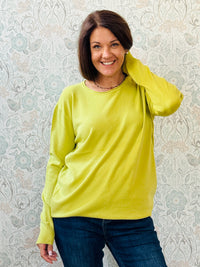 Maglione con scollo tondo e taglio dritto. Vestibilità morbida. Taglia unica consigliata fino alla 44/46. Outfit Must-Have Made in Italy Autunno 2025 