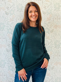 Maglione con scollo tondo e taglio dritto. Vestibilità morbida. Taglia unica consigliata fino alla 44/46. Outfit Must-Have Made in Italy Autunno 2025  