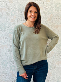 Maglione con scollo tondo e taglio dritto. Vestibilità morbida. Taglia unica consigliata fino alla 44/46. Outfit Must-Have Made in Italy Autunno 2025  