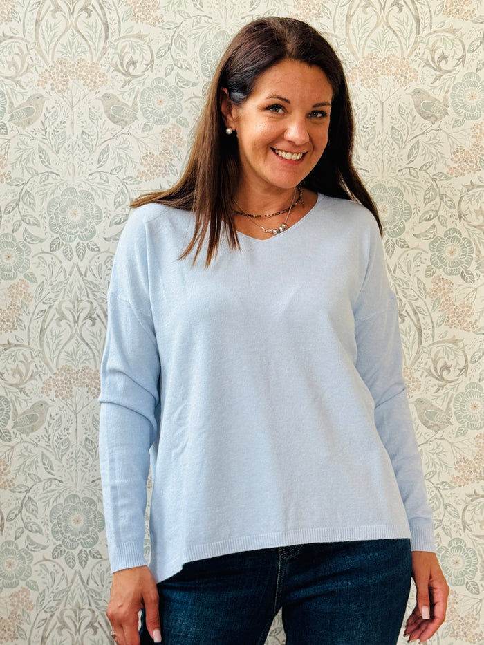Maglione donna con scollo a V e spacchetti sui fianchi. Leggermente svasato, vestibilità morbida e comoda.   