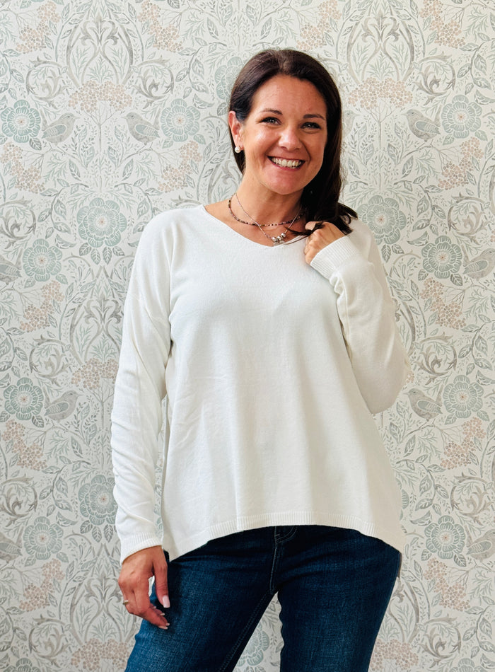Maglione donna con scollo a V e spacchetti sui fianchi. Leggermente svasato, vestibilità morbida e comoda.   