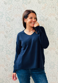 Maglione donna con scollo a V e spacchetti sui fianchi. Leggermente svasato, vestibilità morbida e comoda.    