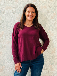 Maglione donna con scollo a V e spacchetti sui fianchi. Leggermente svasato, vestibilità morbida e comoda.  