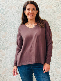 Maglione donna con scollo a V e spacchetti sui fianchi. Leggermente svasato, vestibilità morbida e comoda. 