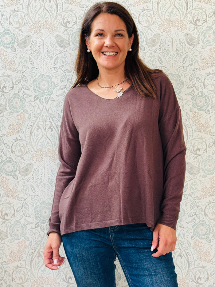 Maglione donna con scollo a V e spacchetti sui fianchi. Leggermente svasato, vestibilità morbida e comoda. 