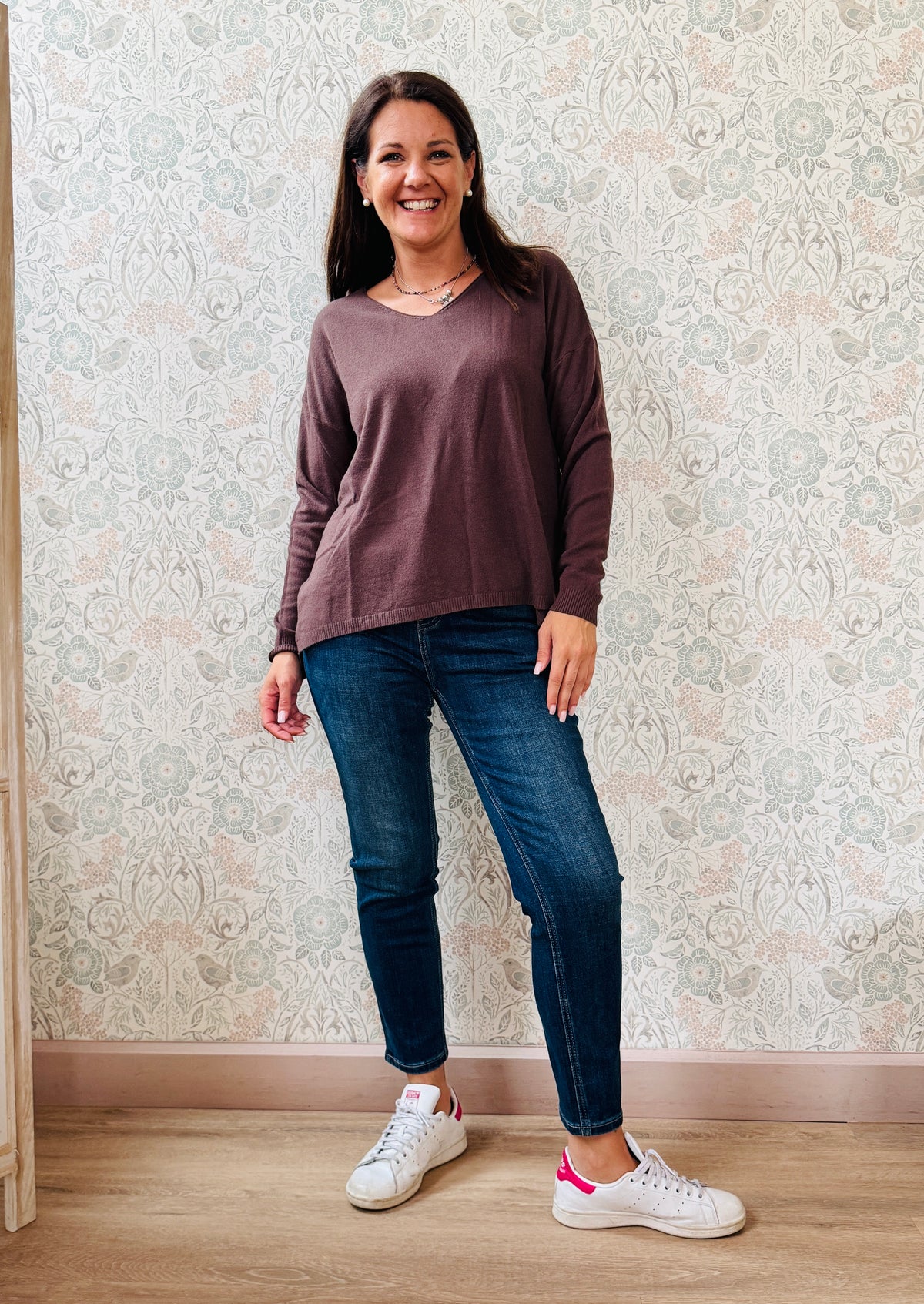 Maglione donna con scollo a V e spacchetti sui fianchi. Leggermente svasato, vestibilità morbida e comoda.  