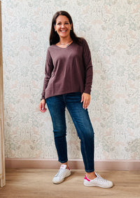 Maglione donna con scollo a V e spacchetti sui fianchi. Leggermente svasato, vestibilità morbida e comoda.  