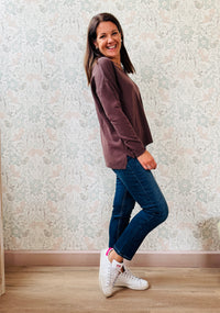 Maglione donna con scollo a V e spacchetti sui fianchi. Leggermente svasato, vestibilità morbida e comoda.  