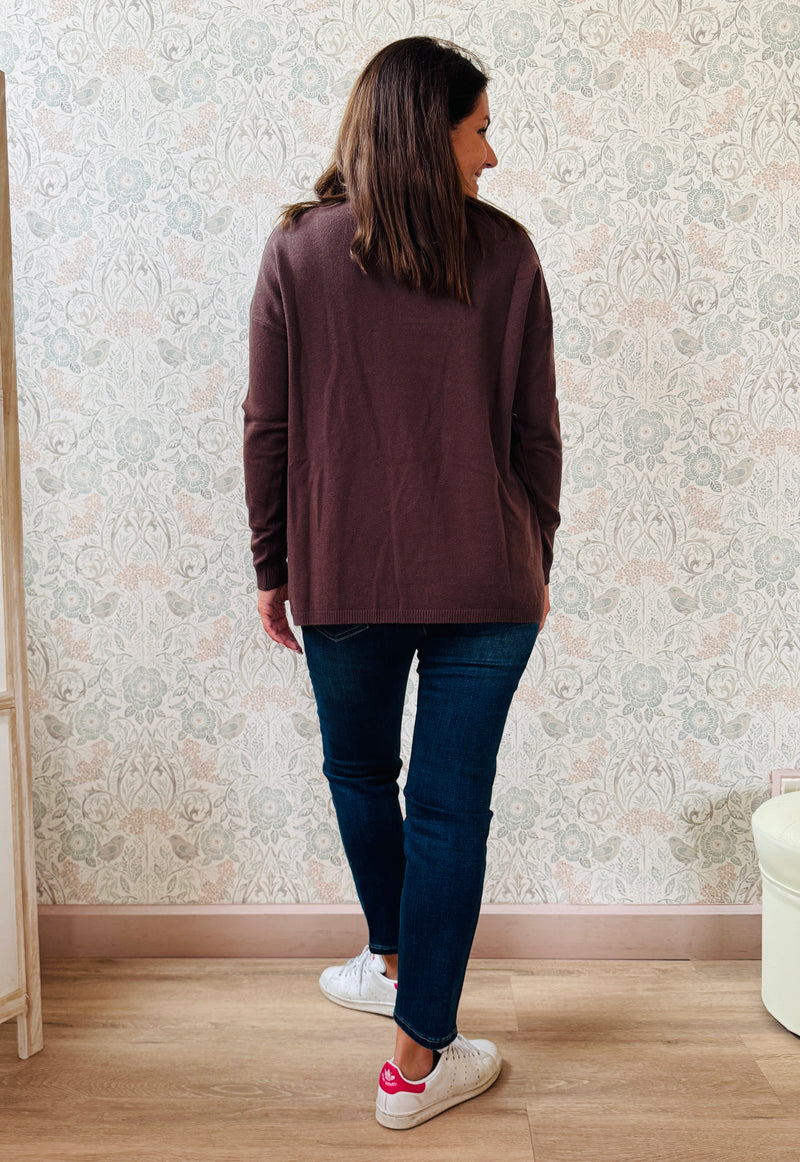Maglione donna con scollo a V e spacchetti sui fianchi. Leggermente svasato, vestibilità morbida e comoda.  