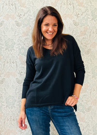 Maglione donna con scollo a V e spacchetti sui fianchi. Leggermente svasato, vestibilità morbida e comoda.   