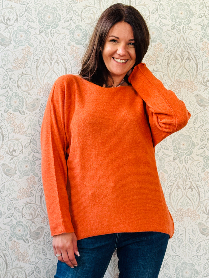 Maglione misto lana con scollo a barchetta e vestibilità morbida e ampia. Taglia unica consigliata fino alla 46/48. MISURE: GS 116 cm L fronte 60cm - retro 68cm  