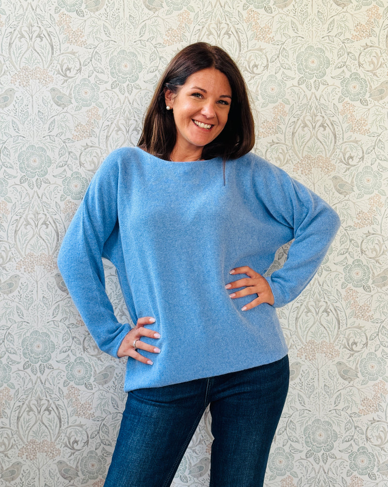 Maglione misto lana con scollo a barchetta e vestibilità morbida e ampia. Taglia unica consigliata fino alla 46/48. MISURE: GS 116 cm L fronte 60cm - retro 68cm  