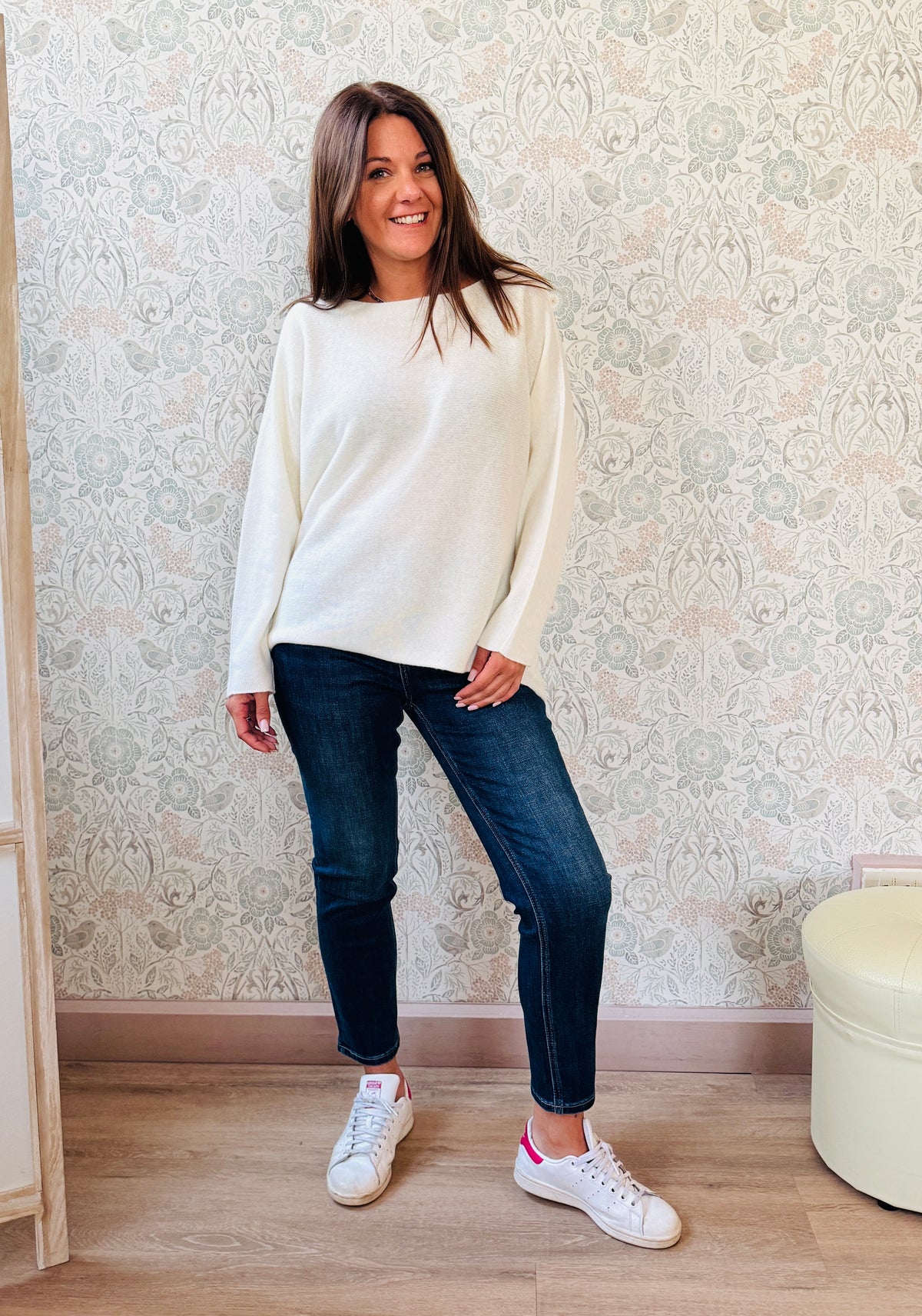 Maglione misto lana con scollo a barchetta e vestibilità morbida e ampia. Taglia unica consigliata fino alla 46/48. MISURE: GS 116 cm L fronte 60cm - retro 68cm 