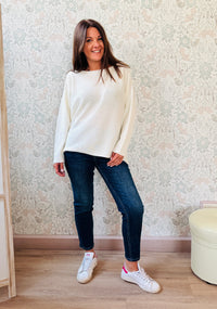 Maglione misto lana con scollo a barchetta e vestibilità morbida e ampia. Taglia unica consigliata fino alla 46/48. MISURE: GS 116 cm L fronte 60cm - retro 68cm 