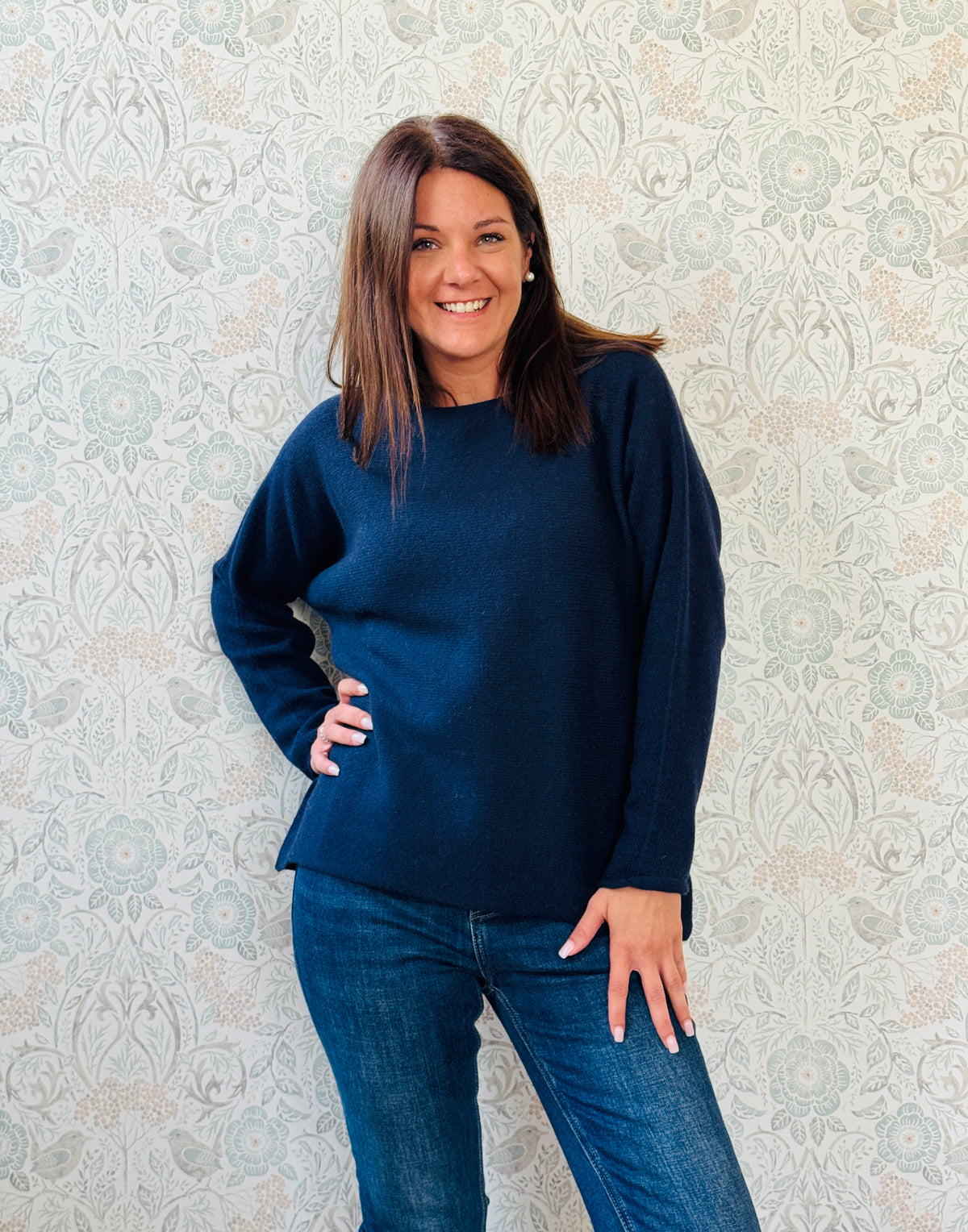 Maglione misto lana con scollo a barchetta e vestibilità morbida e ampia. Taglia unica consigliata fino alla 46/48. MISURE: GS 116 cm L fronte 60cm - retro 68cm  