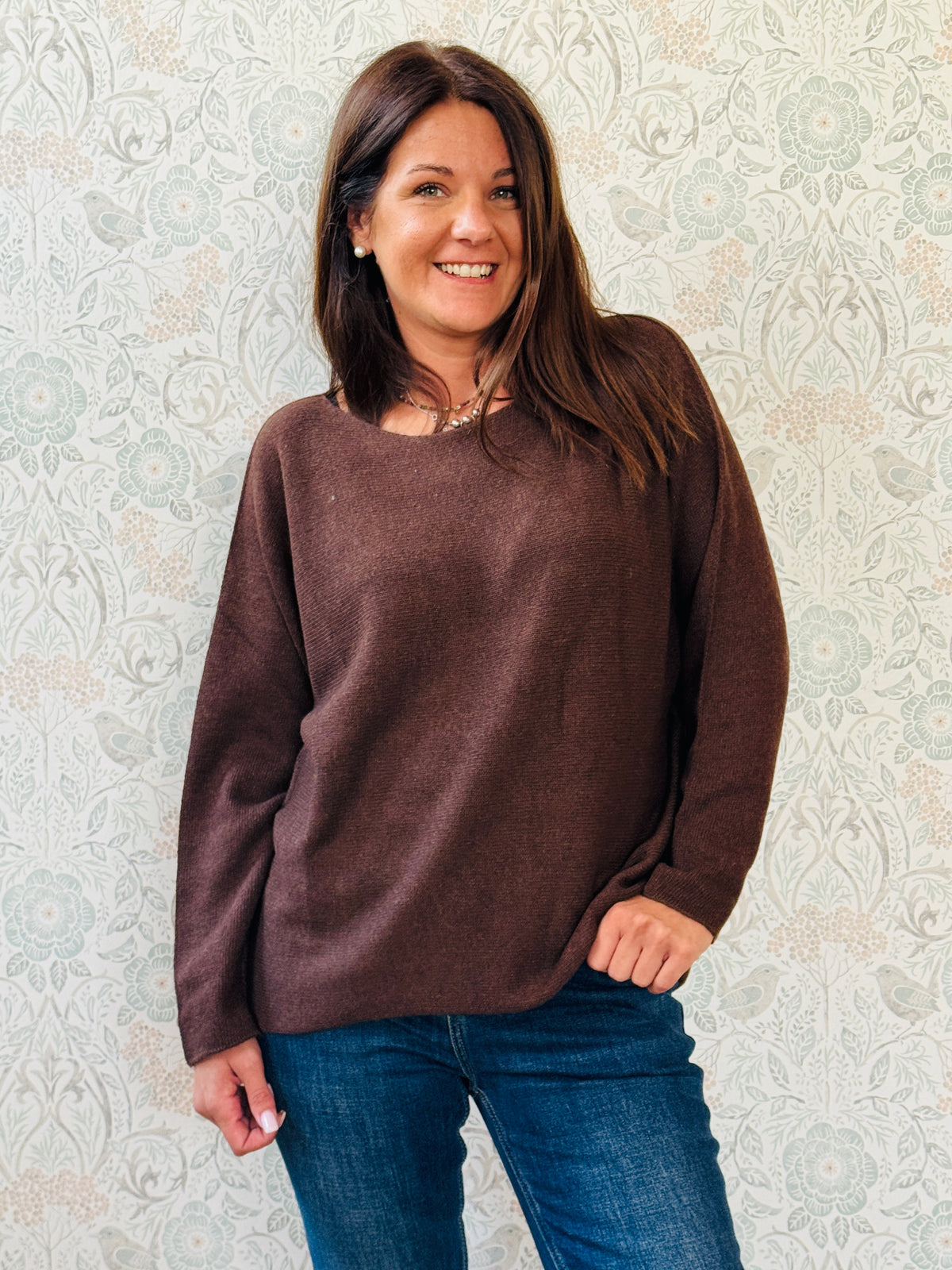 Maglione misto lana con scollo a barchetta e vestibilità morbida e ampia. Taglia unica consigliata fino alla 46/48. MISURE: GS 116 cm L fronte 60cm - retro 68cm 