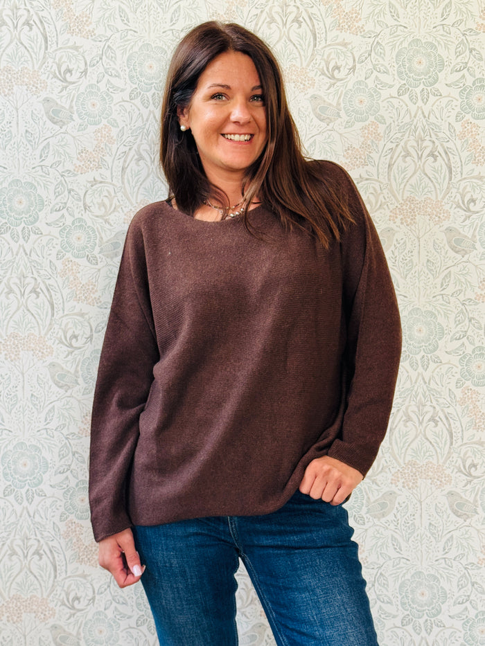 Maglione misto lana con scollo a barchetta e vestibilità morbida e ampia. Taglia unica consigliata fino alla 46/48. MISURE: GS 116 cm L fronte 60cm - retro 68cm 