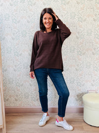 Maglione misto lana con scollo a barchetta e vestibilità morbida e ampia. Taglia unica consigliata fino alla 46/48. MISURE: GS 116 cm L fronte 60cm - retro 68cm  