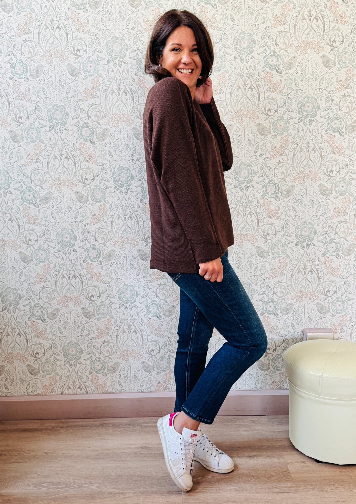 Maglione misto lana con scollo a barchetta e vestibilità morbida e ampia. Taglia unica consigliata fino alla 46/48. MISURE: GS 116 cm L fronte 60cm - retro 68cm  