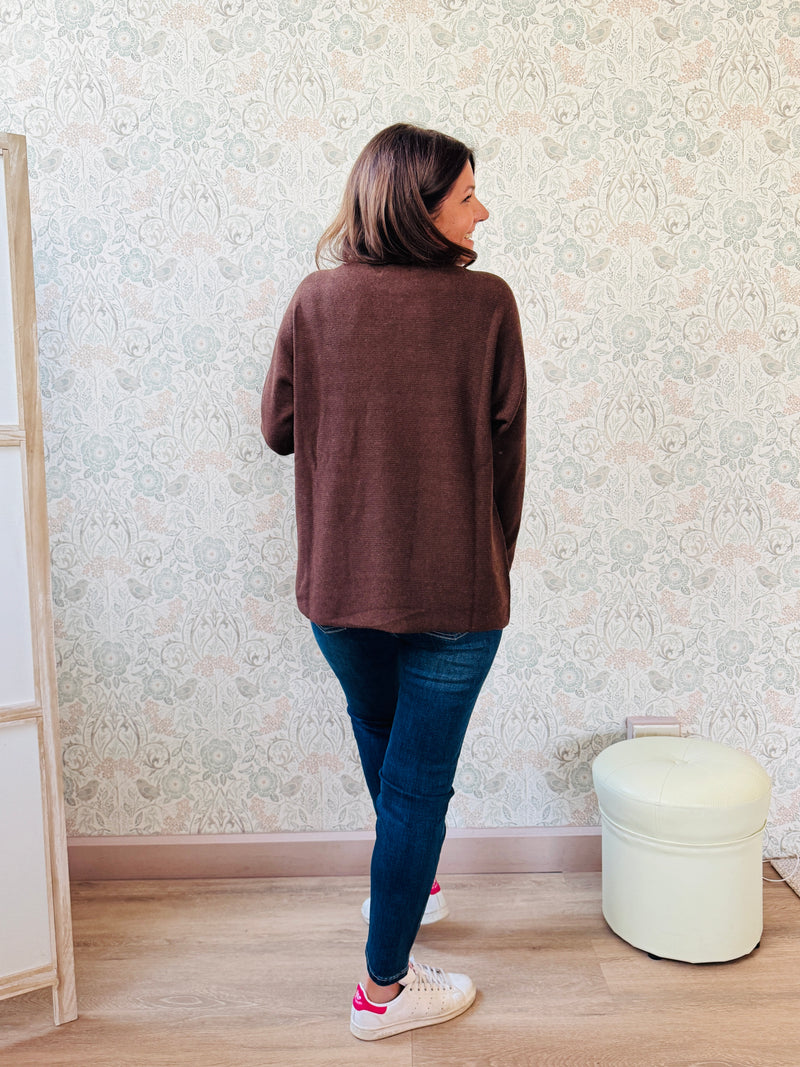 Maglione misto lana con scollo a barchetta e vestibilità morbida e ampia. Taglia unica consigliata fino alla 46/48. MISURE: GS 116 cm L fronte 60cm - retro 68cm  