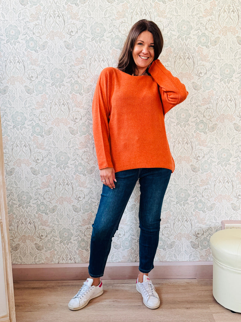 Maglione misto lana con scollo a barchetta e vestibilità morbida e ampia. Taglia unica consigliata fino alla 46/48. MISURE: GS 116 cm L fronte 60cm - retro 68cm 