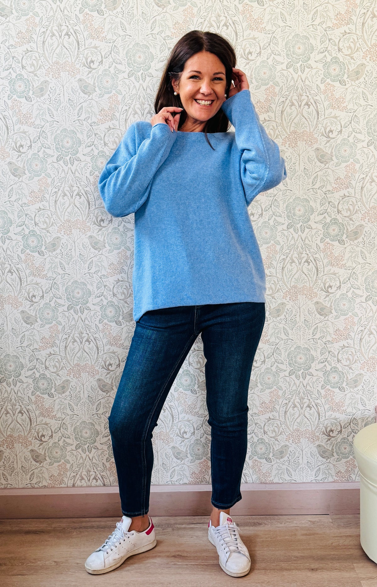 Maglione misto lana con scollo a barchetta e vestibilità morbida e ampia. Taglia unica consigliata fino alla 46/48. MISURE: GS 116 cm L fronte 60cm - retro 68cm 