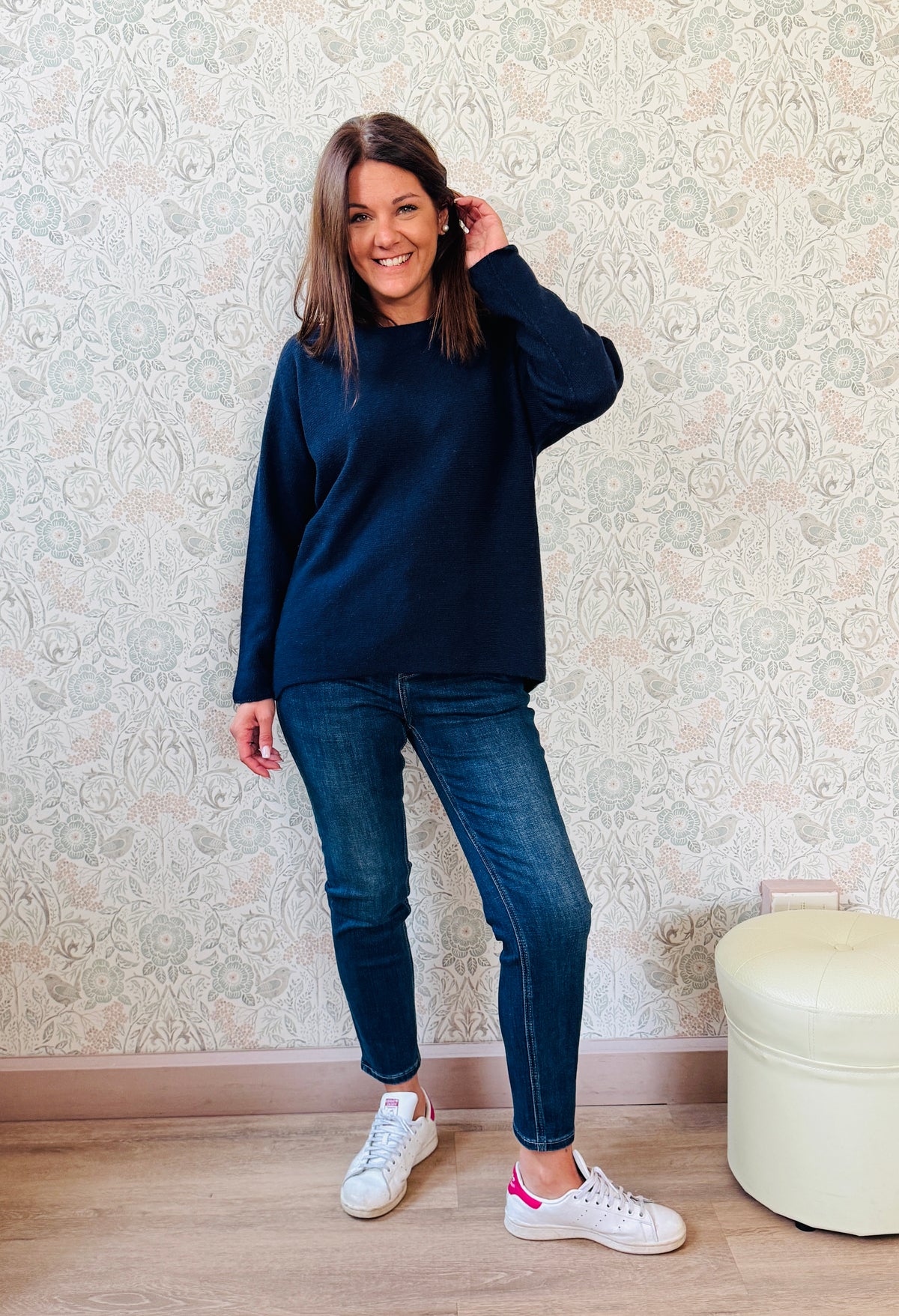 Maglione misto lana con scollo a barchetta e vestibilità morbida e ampia. Taglia unica consigliata fino alla 46/48. MISURE: GS 116 cm L fronte 60cm - retro 68cm 