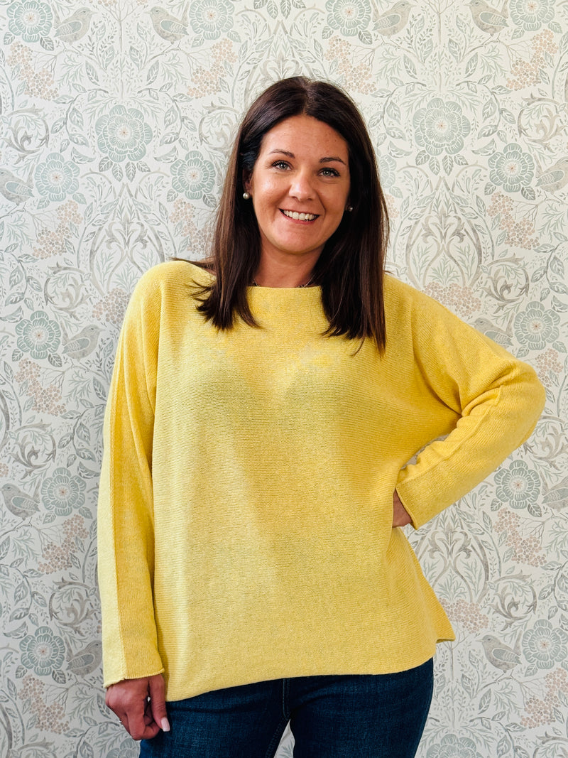 Maglione misto lana con scollo a barchetta e vestibilità morbida e ampia. Taglia unica consigliata fino alla 46/48. MISURE: GS 116 cm L fronte 60cm - retro 68cm 