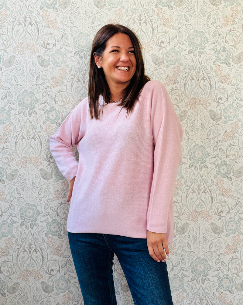 Maglione misto lana con scollo a barchetta e vestibilità morbida e ampia. Taglia unica consigliata fino alla 46/48. MISURE: GS 116 cm L fronte 60cm - retro 68cm 