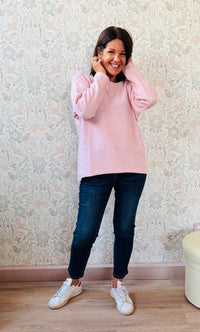 Maglione misto lana con scollo a barchetta e vestibilità morbida e ampia. Taglia unica consigliata fino alla 46/48. MISURE: GS 116 cm L fronte 60cm - retro 68cm 