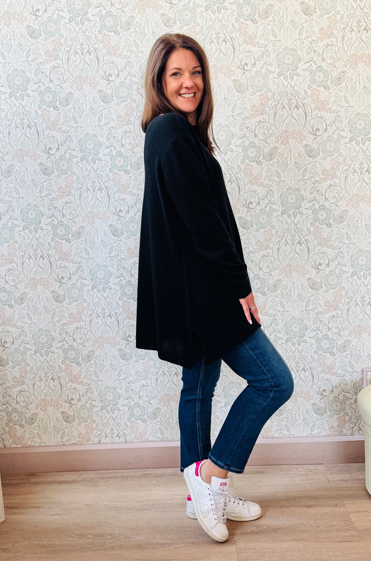 Maglione donna lungo con scollo a barchetta e spacchetti laterali. Vestibilità morbida e taglio leggermente svasato. Outfit Must-Haves Made in Italy.  
